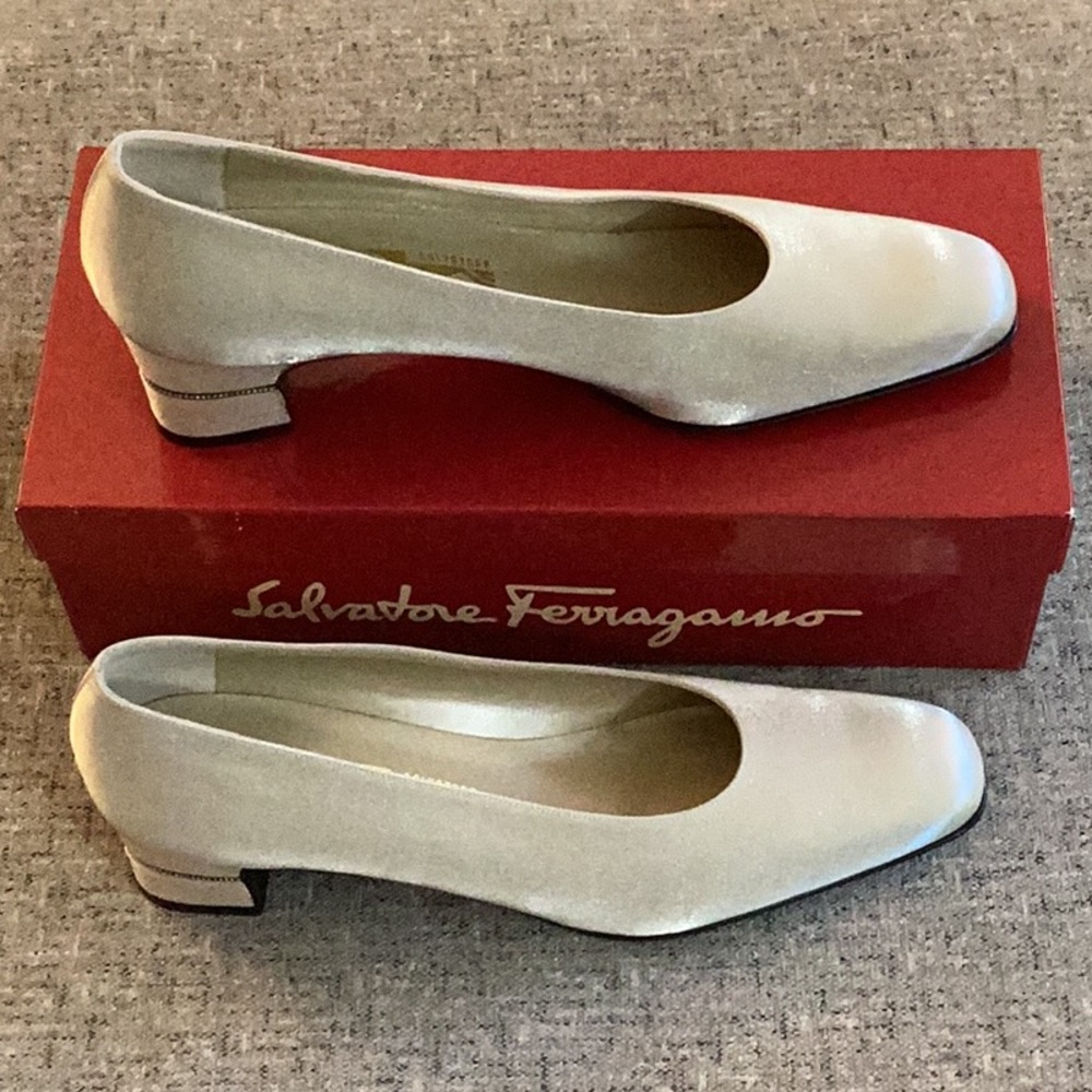 NWT Ferragamo Cranny Cream Satin Pumps